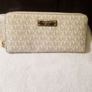 Brand New Michael Kors Jet Set Logo Zip Around